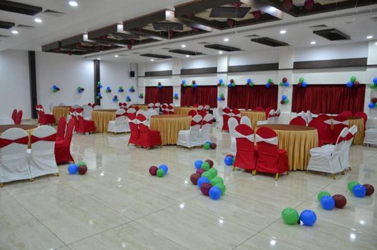 Sururnagar Capital O Surabhi Elite Near Miraj Cinemas - Shalini Shivani מראה חיצוני תמונה